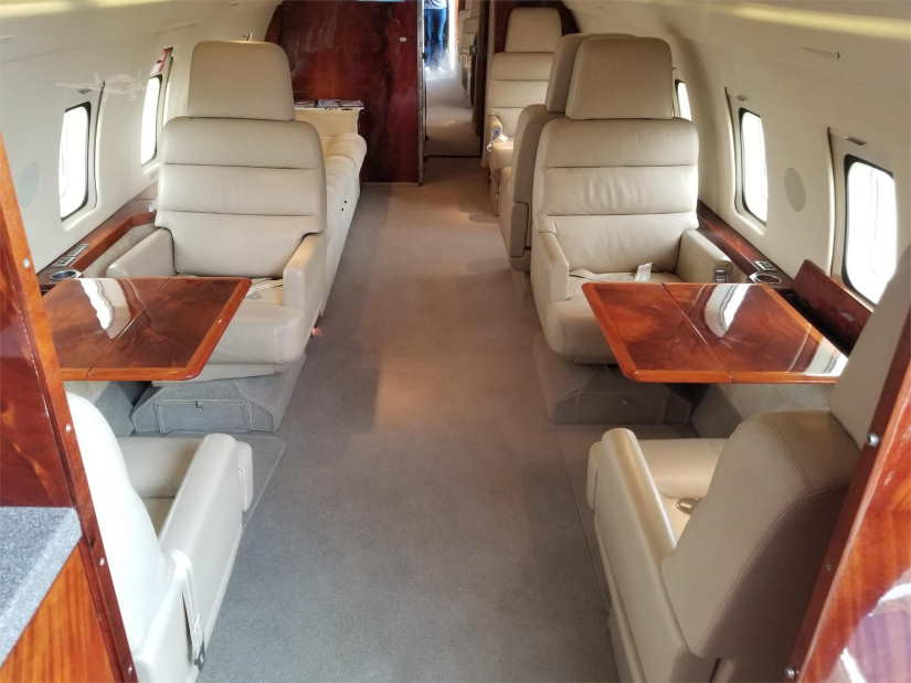 салон самолета Bombardier Challenger 600